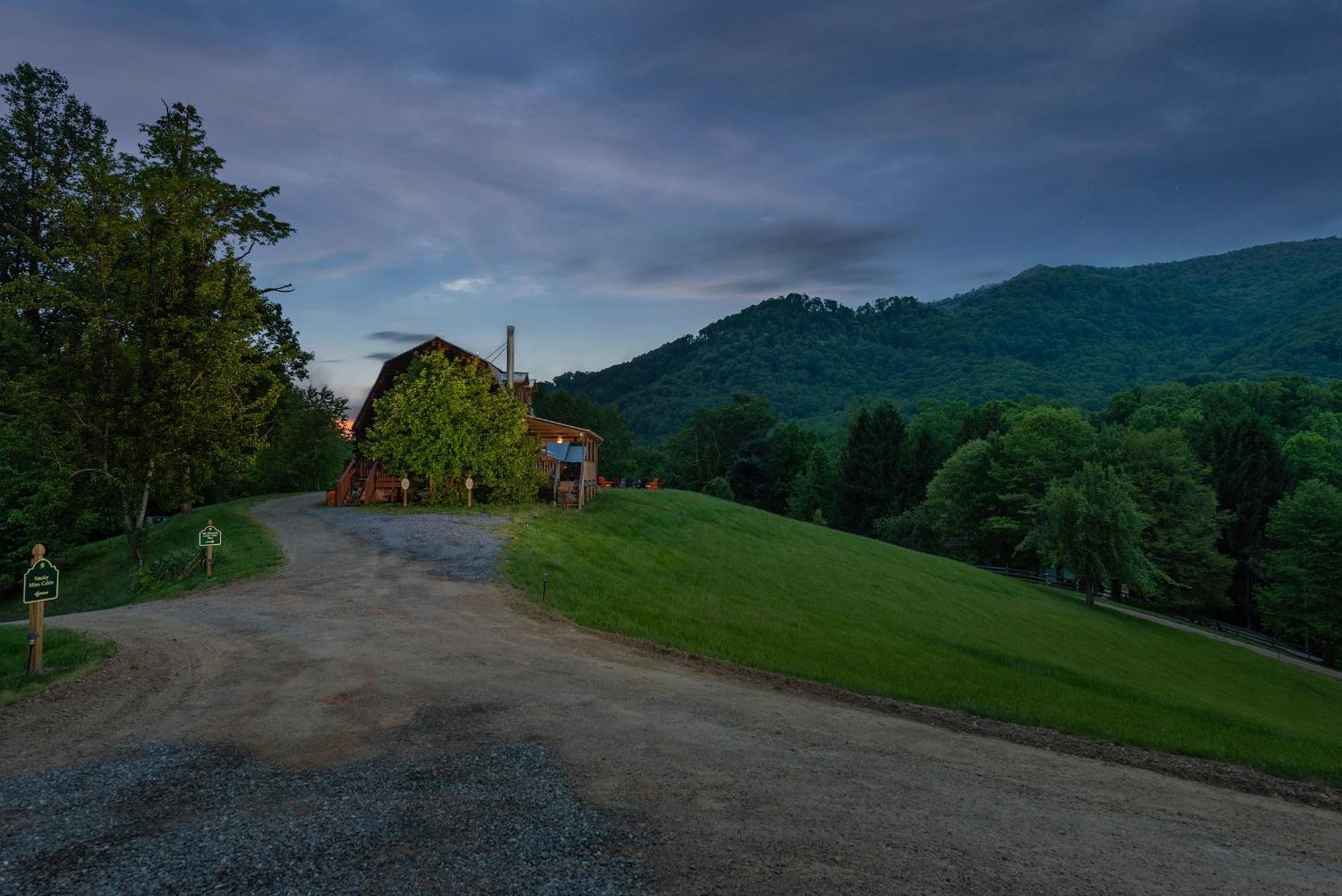 Engadine Inn And Cabins Candler Esterno foto